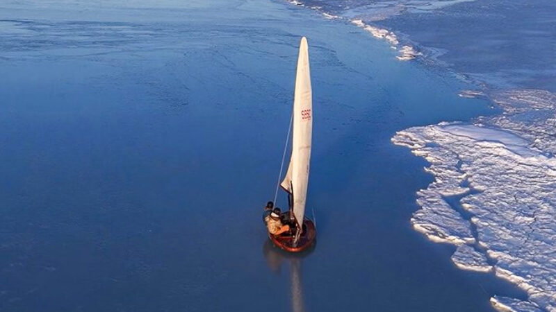 Iceboat: veleiro de madeira encanta a internet deslizando no gelo