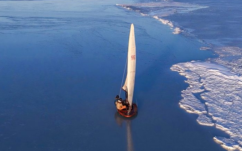 Iceboat: veleiro de madeira encanta a internet deslizando no gelo