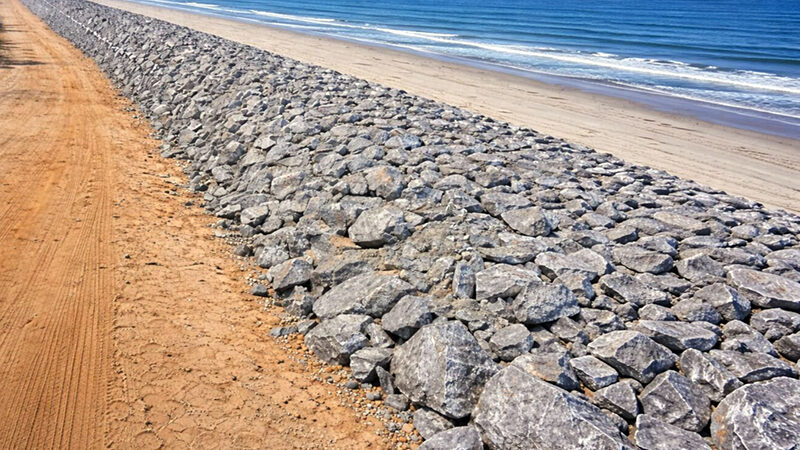 Praia brasileira ganha 200 metros de ‘muralha’ com pedras de até 3 metros para conter avanço do mar.