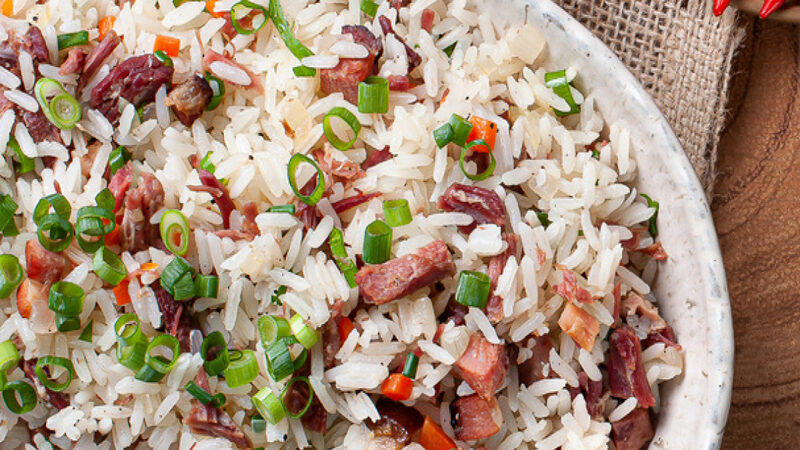 Aprenda a fazer delicioso arroz carreteiro de forma fácil