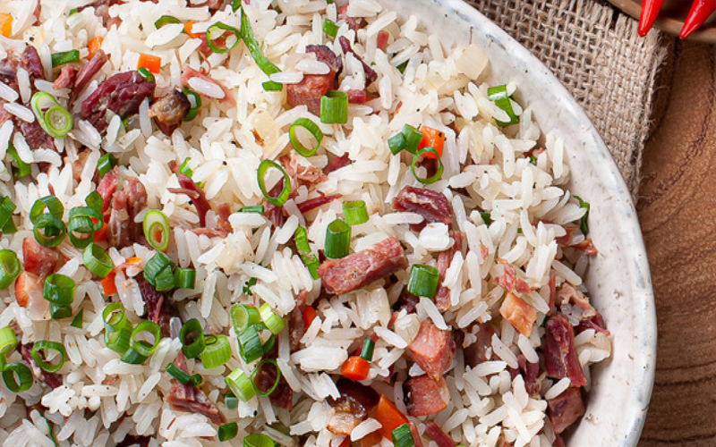Aprenda a fazer delicioso arroz carreteiro de forma fácil