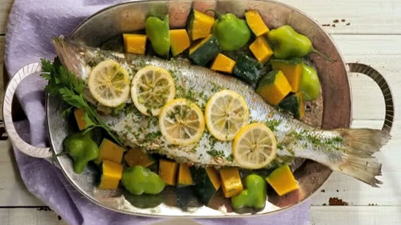 Aprenda a fazer Peixe Assado com Farofa Aromática