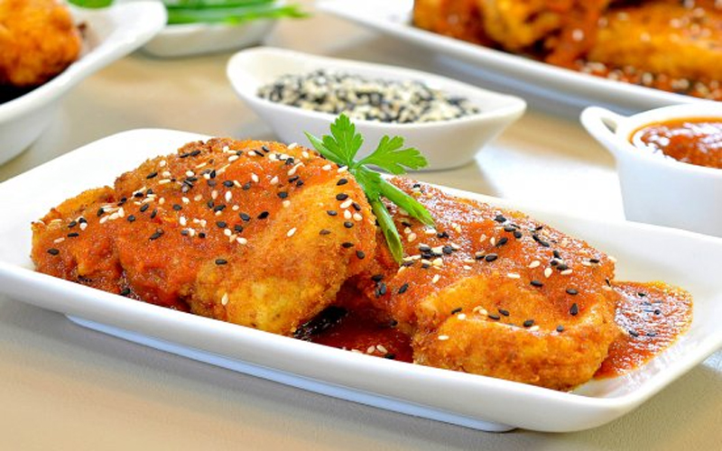 Aprenda a fazer Cação empanado ao molho: receita crocante e suculenta