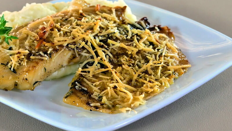 Aprenda a fazer Tilápia assada com crosta de parmesão e limão