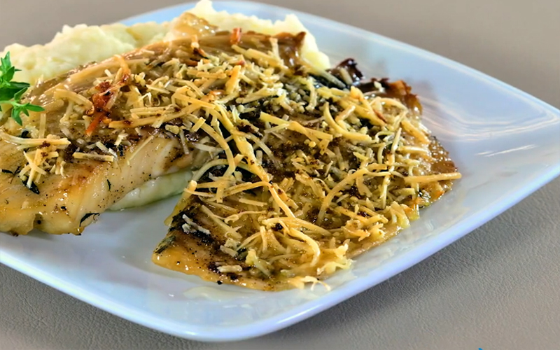 Aprenda a fazer Tilápia assada com crosta de parmesão e limão