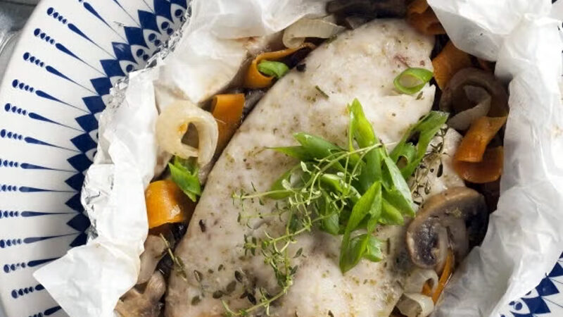 Aprenda a fazer Papillote de Saint Peter com Cogumelos e Cenoura
