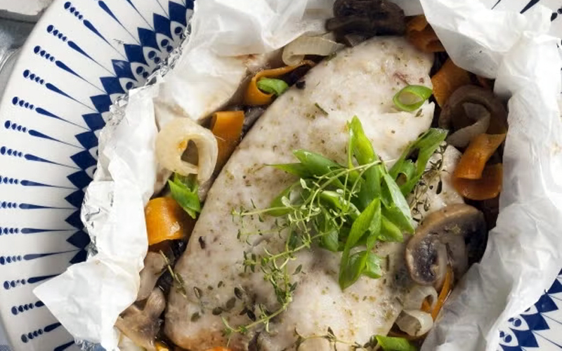 Aprenda a fazer Papillote de Saint Peter com Cogumelos e Cenoura
