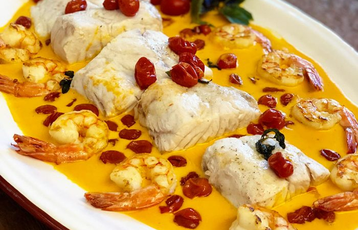Aprenda a fazer Robalo com molho de Moqueca e Camarões