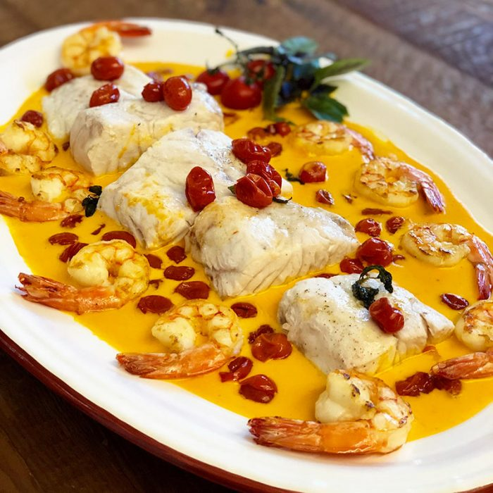 Aprenda a fazer Robalo com molho de Moqueca e Camarões