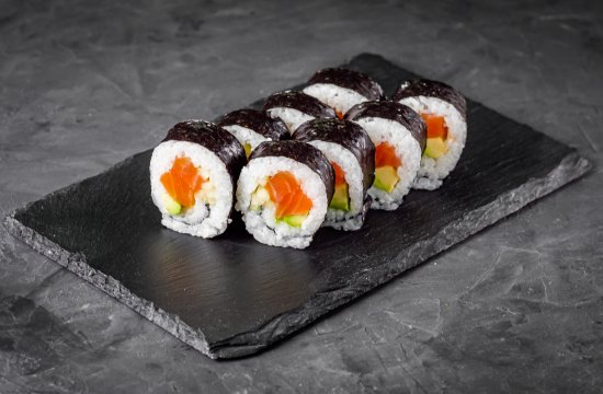 Aprenda a fazer Sushi de salmão: tradicional e delicioso!