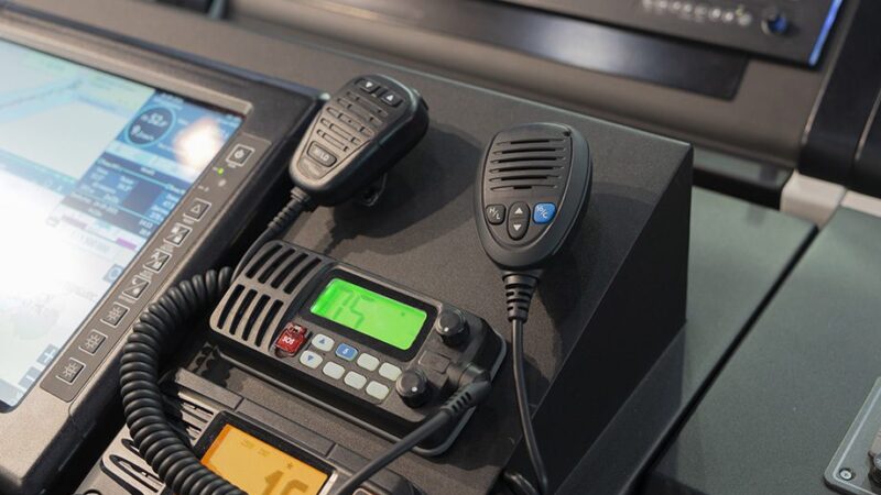 Qual tipo de rádio preciso ter no barco?