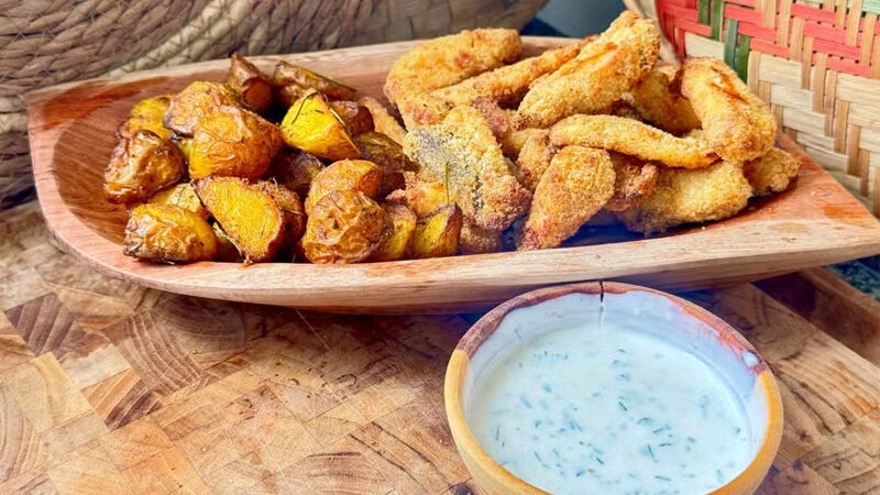 Aprenda a fazer Tilápia crocante com batatas na air fryer: Petisco prático