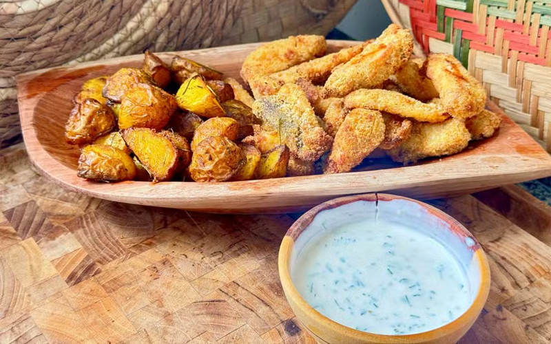 Aprenda a fazer Tilápia crocante com batatas na air fryer: Petisco prático