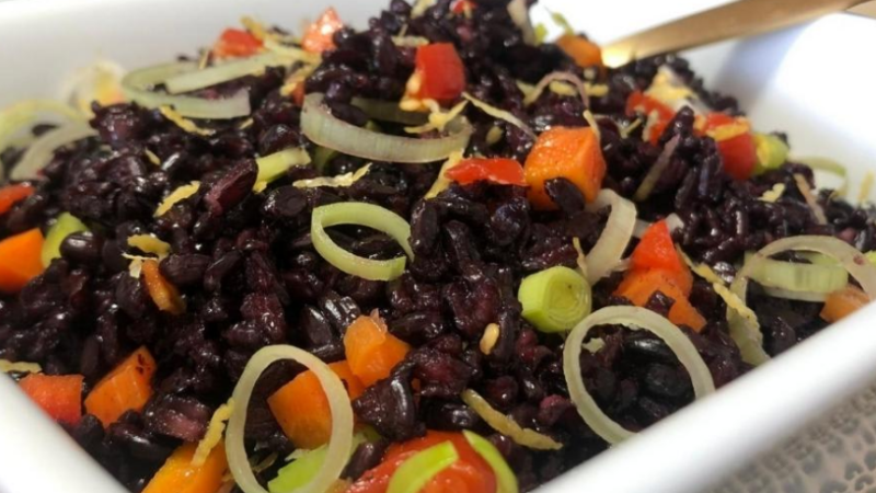 COMO FAZER SALADA DE ARROZ NEGRO AO LIMÃO SICILIANO