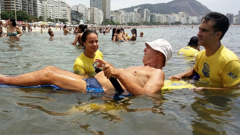 Inclusão e diversão: projeto Praia Para Todos leva pessoas com deficiência às águas