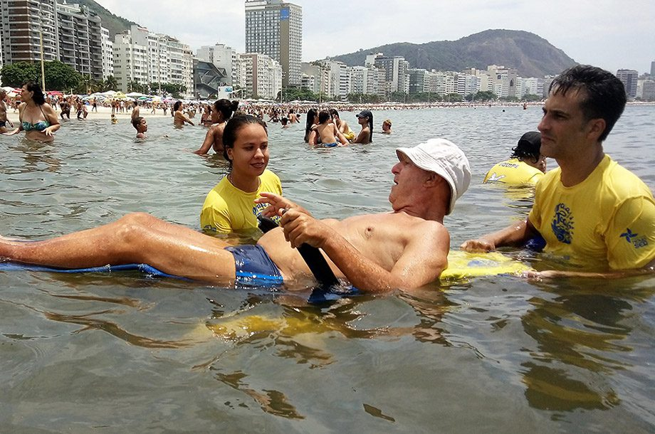 Inclusão e diversão: projeto Praia Para Todos leva pessoas com deficiência às águas