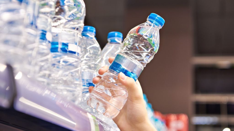 Água engarrafada e nanoplásticos: vale pagar mais para beber “mais plástico”?