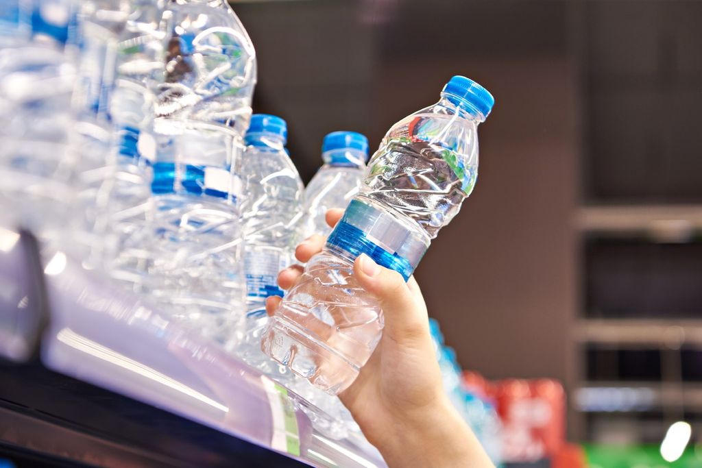 Água engarrafada e nanoplásticos: vale pagar mais para beber “mais plástico”?