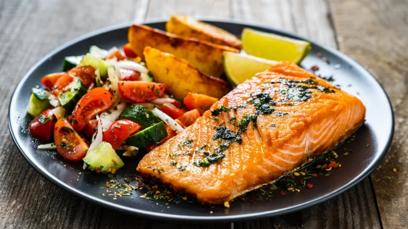 Peixe com legumes no forno: janta rápida, fácil e saudável