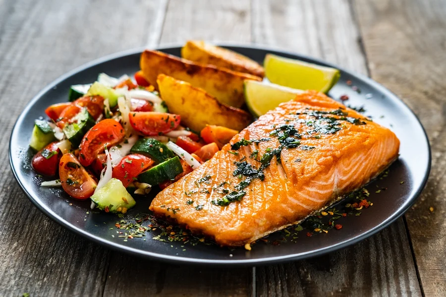 Peixe com legumes no forno: janta rápida, fácil e saudável