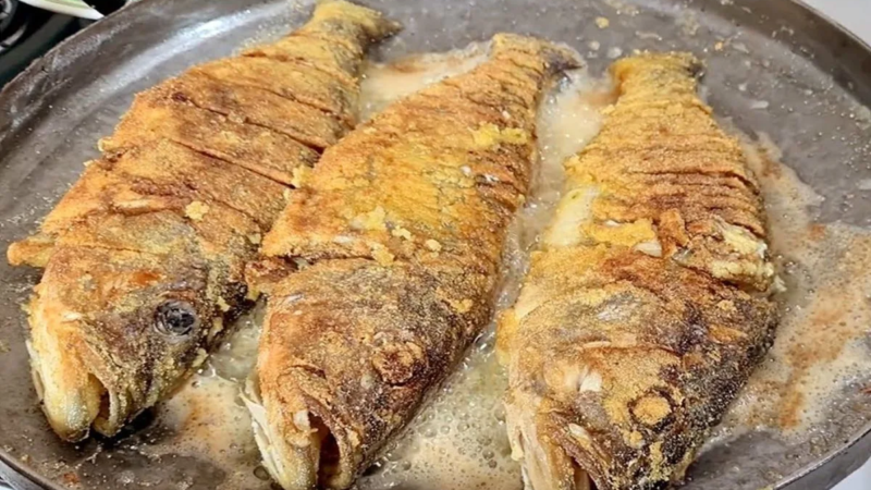 Por que é necessário colocar algumas gotas de suco de limão na panela antes de fazer peixe?