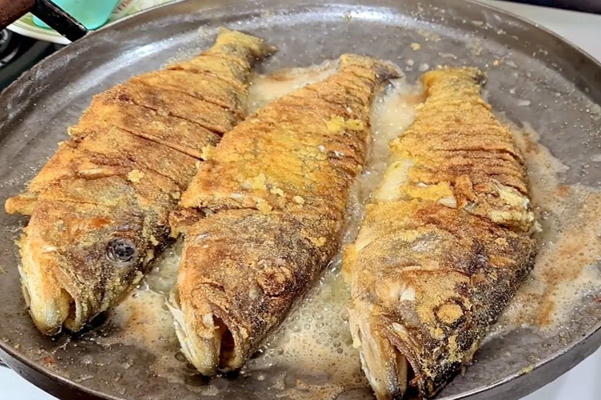 Por que é necessário colocar algumas gotas de suco de limão na panela antes de fazer peixe?