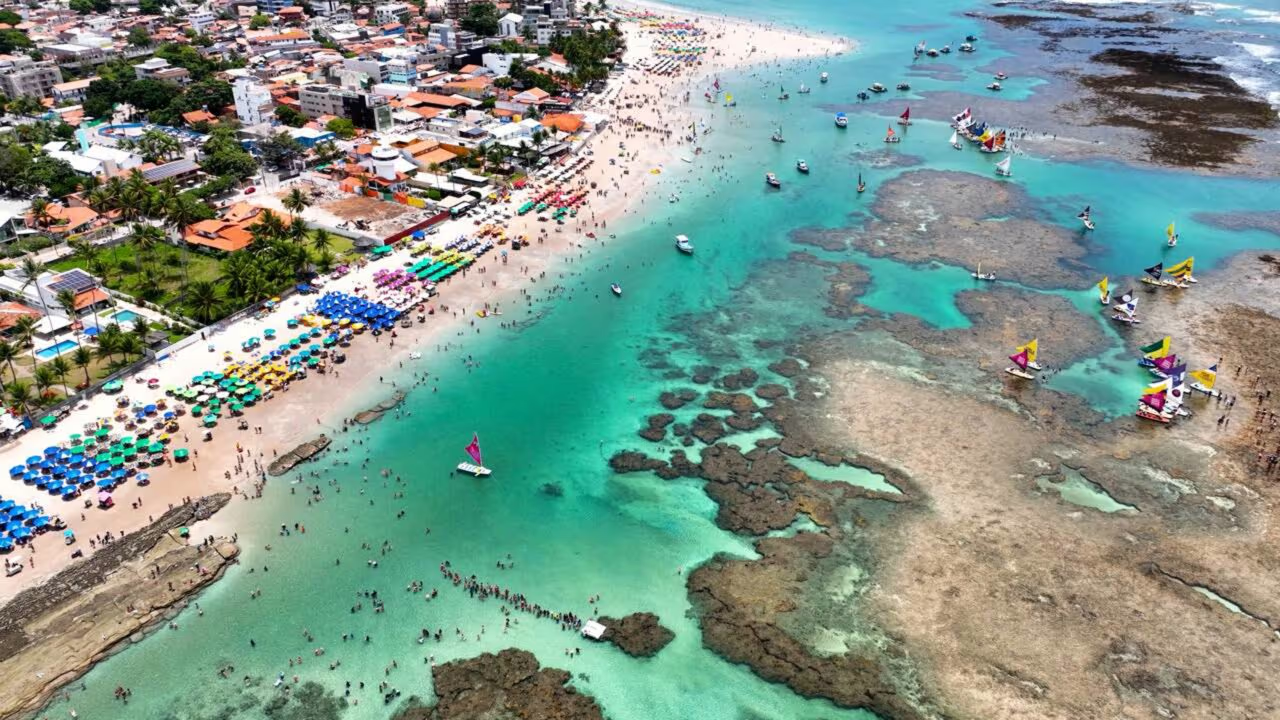 Eleita 10 vezes consecutivas a melhor praia do Brasil, essa vila tem aquários naturais entre corais e nome com origem sombria