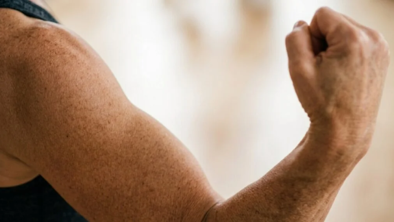Braços mais firmes após os 50: o exercício essencial recomendado por treinadores