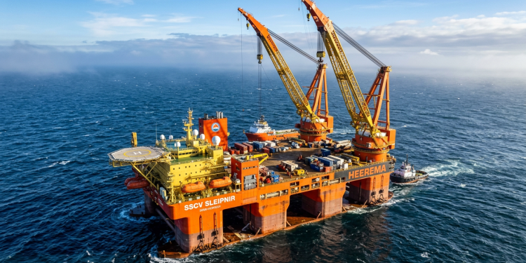 A maior embarcação guindaste do planeta fabricada em Singapura