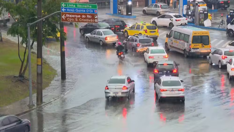Temporal traz 2 mil raios ao RJ nesta quarta-feira; previsão é de chuva forte
