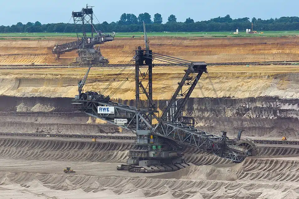 Monstro de aço: máquina consome energia de uma cidade para operar
