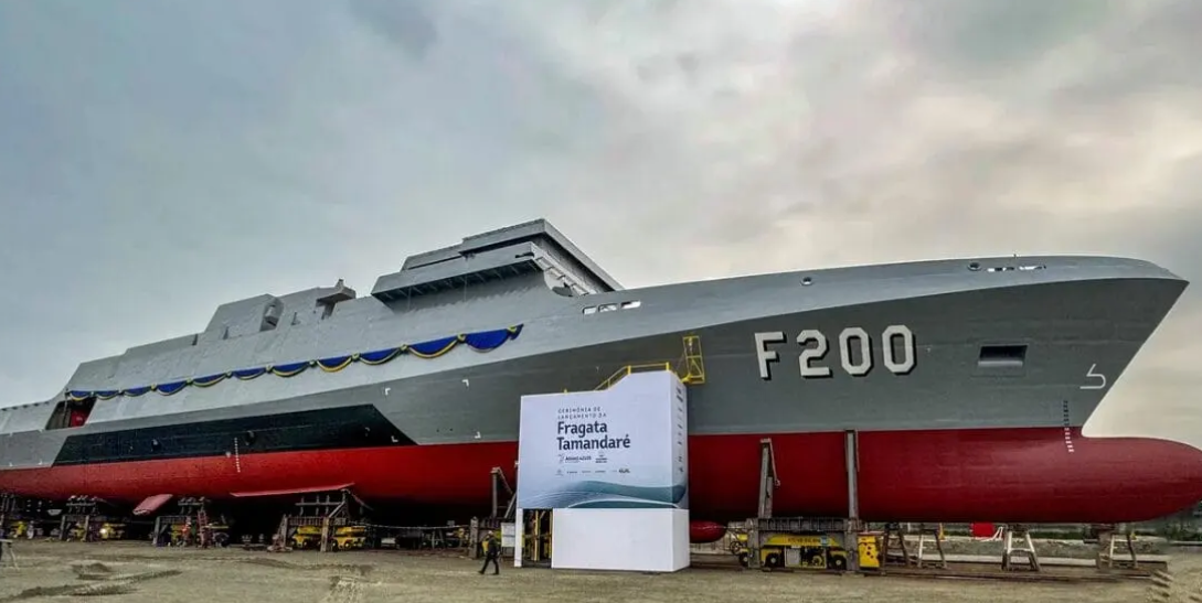 O que é e como opera o navio de guerra gigante produzido em Itajaí