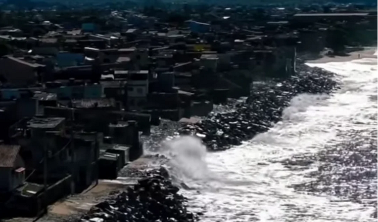 Mar volta a avançar em Macaé e acende alerta de destruição no bairro Fronteira