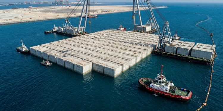 Engenharia afunda 448 blocos colossais de concreto para criar 681 hectares de terra firme sobre o leito oceânico profundo