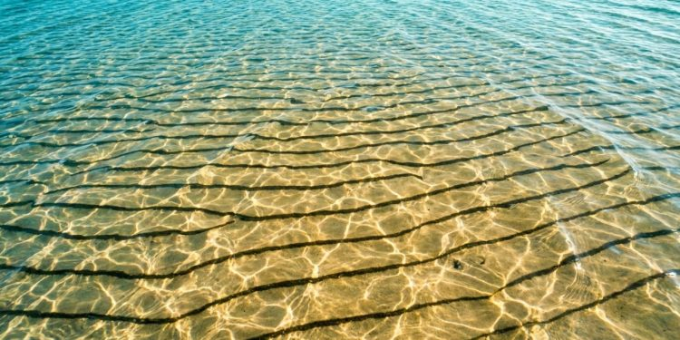 Por que a areia do fundo do mar forma pequenas ondulações quase perfeitas em vez de ficar lisa?