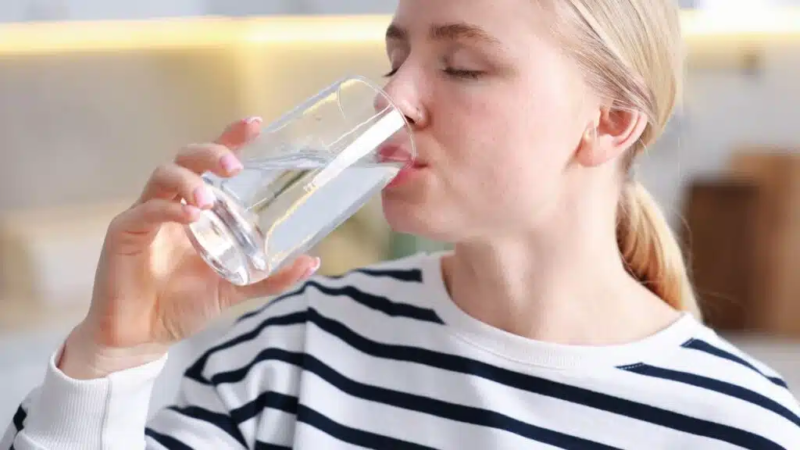 Por que beber água para quem tem diabetes importa? 3 efeitos na glicemia que muitos não sabem