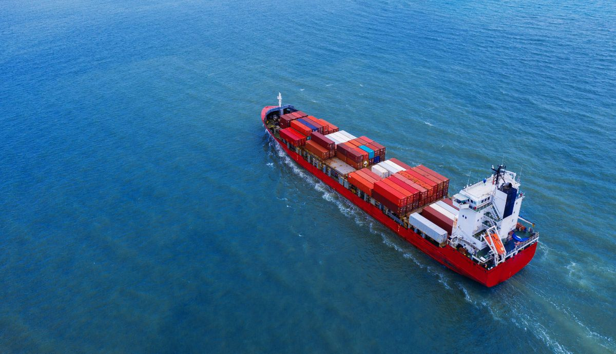 Navio com 44 contêineres chega ao Brasil para erguer a base da maior ponte da América Latina