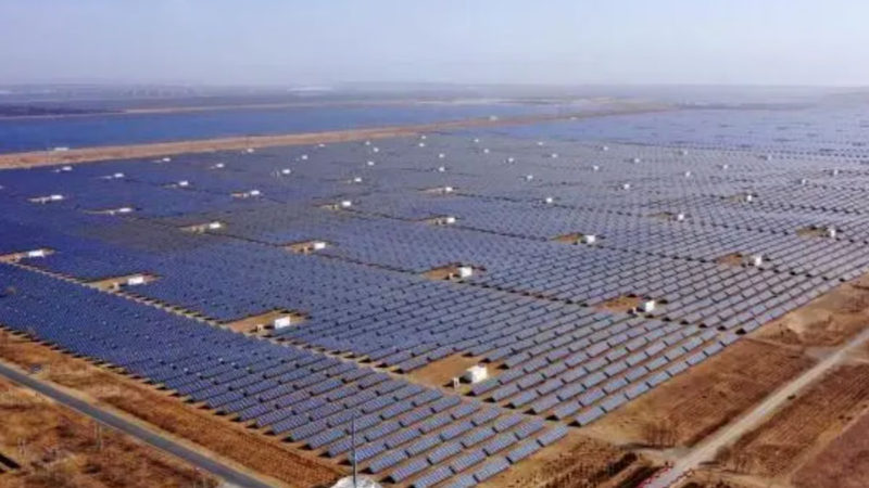 A mais de 3 mil metros acima do nível do mar, a China está transformando um deserto no maior experimento energético do futuro