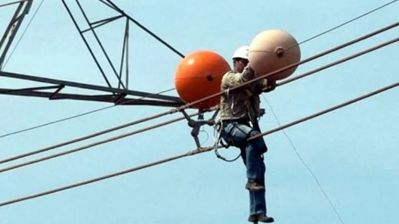 Para que servem as esferas coloridas nos cabos de alta tensão?