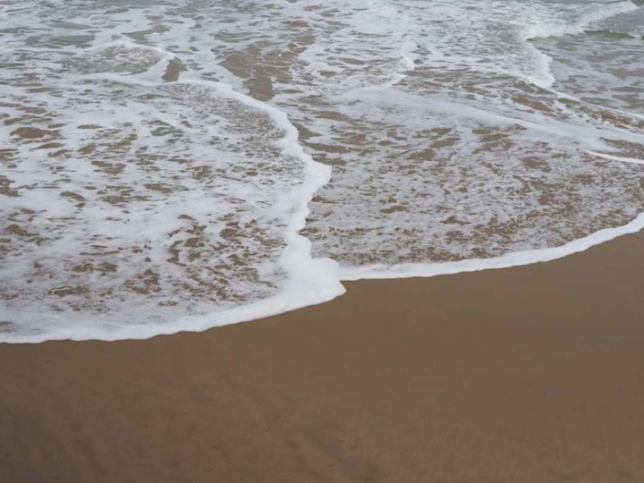 A espuma do mar não é apenas um fenômeno natural, mas também um alerta ambiental da ‘saúde’ das praias e dos oceanos