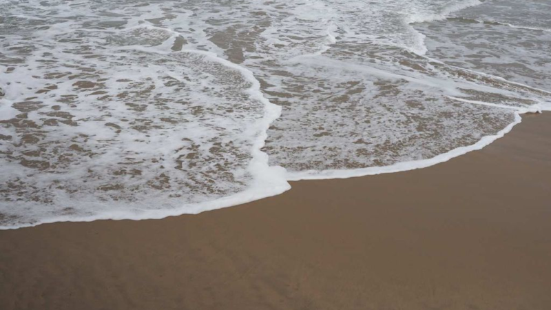 A espuma do mar não é apenas um fenômeno natural, mas também um alerta ambiental da ‘saúde’ das praias e dos oceanos