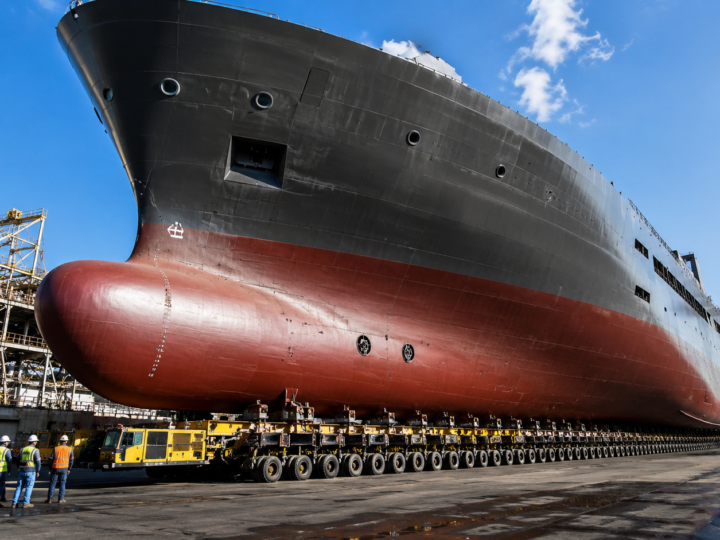 Centenas de rodas giram juntas em silêncio para carregar peças que caminhão nenhum consegue mover: plataformas SPMT suportam até 44 toneladas por eixo e levam pontes, navios e módulos industriais como se fossem brinquedos