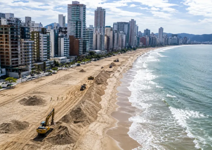 Mar avança sobre cidade com o 2º m² mais caro do Brasil e força obra milionária na orla da praia