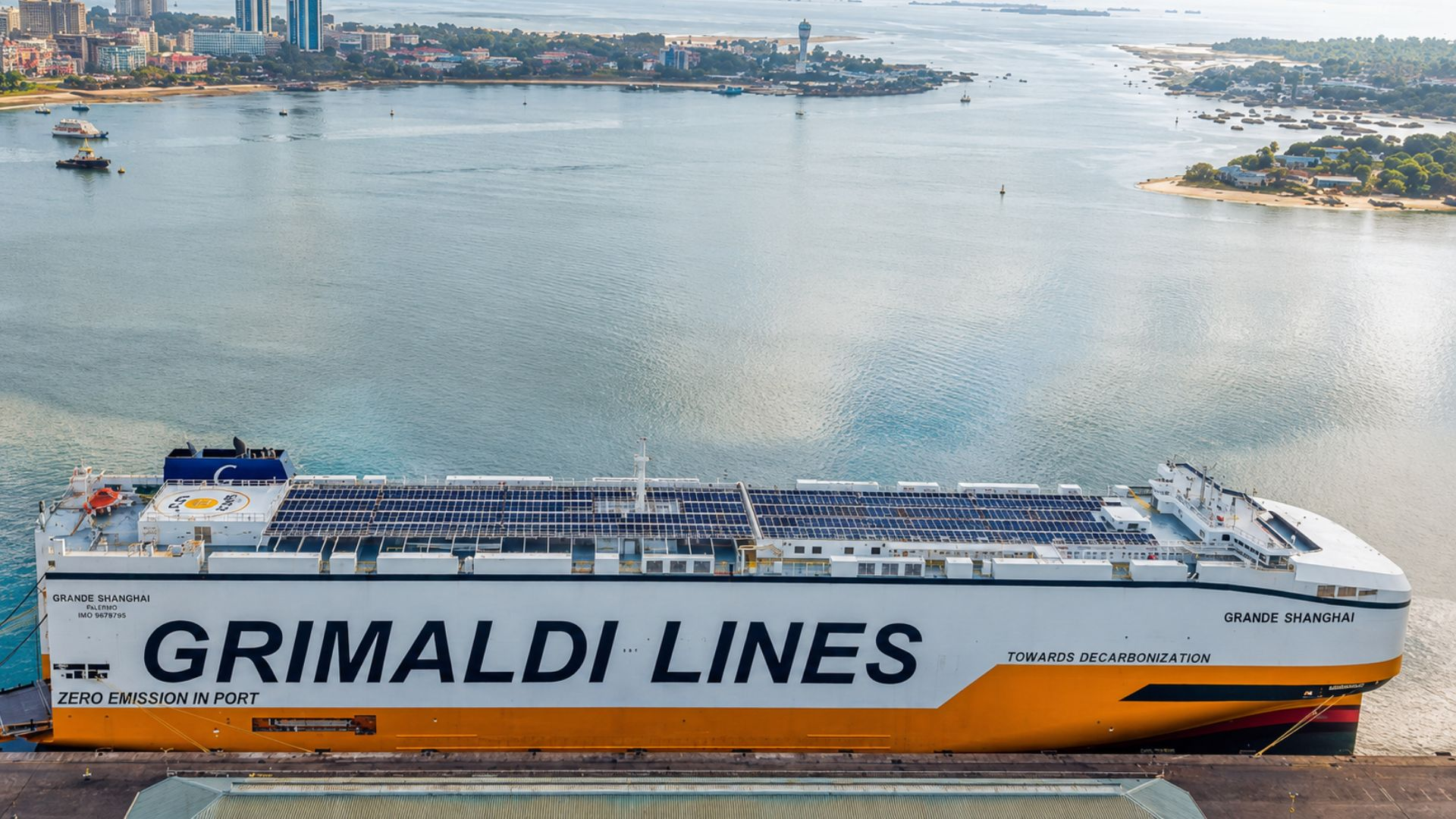 Um gigante de 220 metros movido em parte a energia solar e baterias de lítio acaba de despejar quase 5 mil carros chineses no Porto de Itajaí