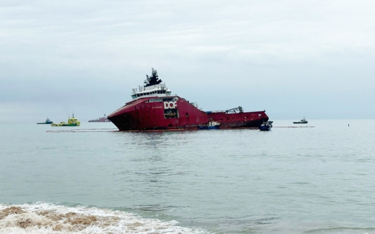 Rebocador encalhado na Praia Campista mantém alerta em Macaé após cobrança pública por solução
