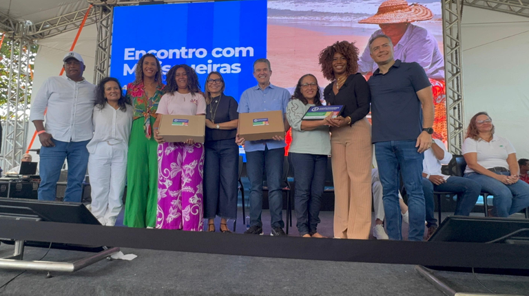 Governo do Brasil entrega computadores para mulheres pescadoras e marisqueiras