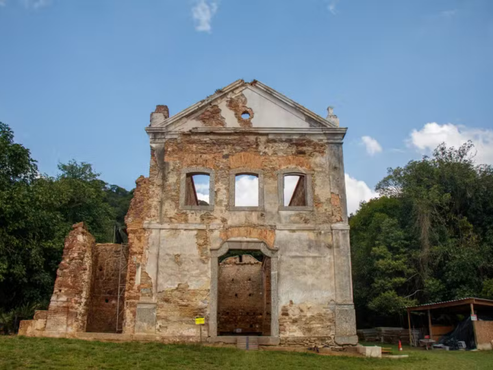 Capela do século 18 em ruínas será transformada em espaço cultural no interior do RJ