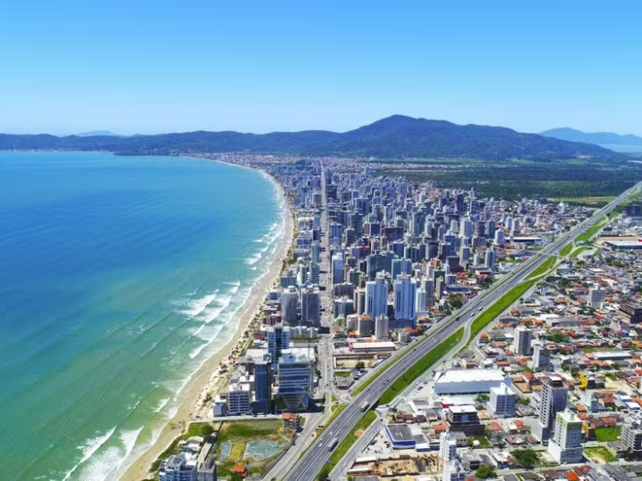 Como será alargamento artificial que tenta frear erosão em cidade com o 2° m² mais caro do Brasil