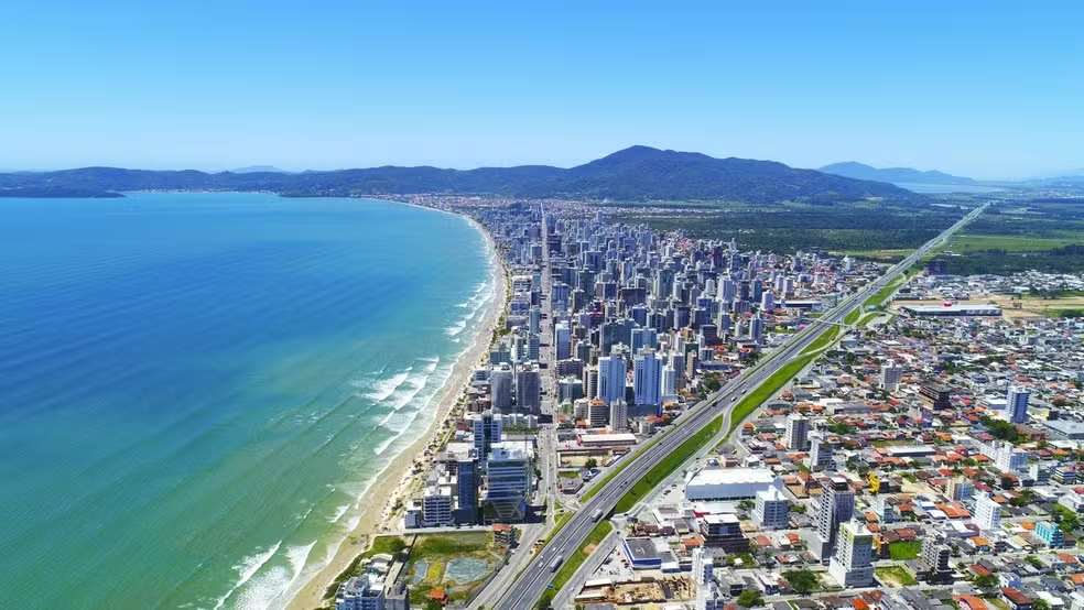 Como será alargamento artificial que tenta frear erosão em cidade com o 2° m² mais caro do Brasil