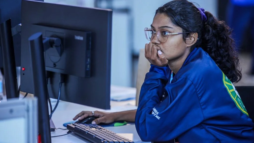 Senai anuncia auxílio de R$ 800 para quem fizer cursos técnicos gratuitos; veja como participar